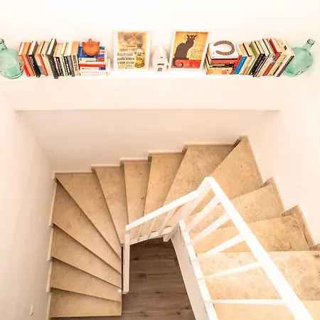 Attic Duplex With 4 Terraces & 5 Min Walk To Daire *